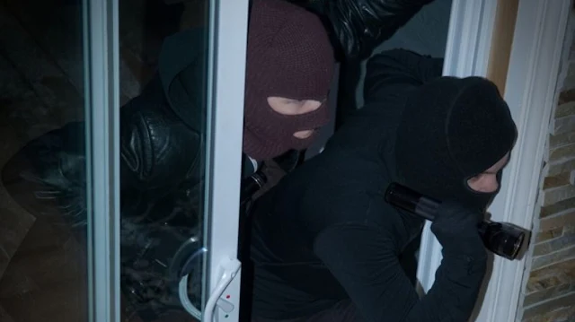 Θρασύτατη απόπειρα διάρρηξης από κουκουλοφόρους σε σπίτι στην Εύβοια