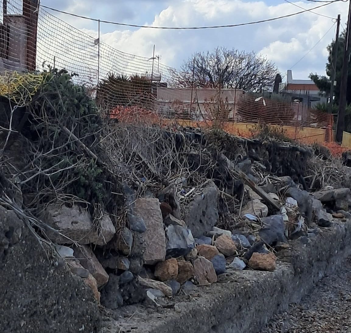 Σοβαρός κίνδυνος για πεζούς και οχήματα στην Εύβοια: Κατέρρευσε τοιχίο