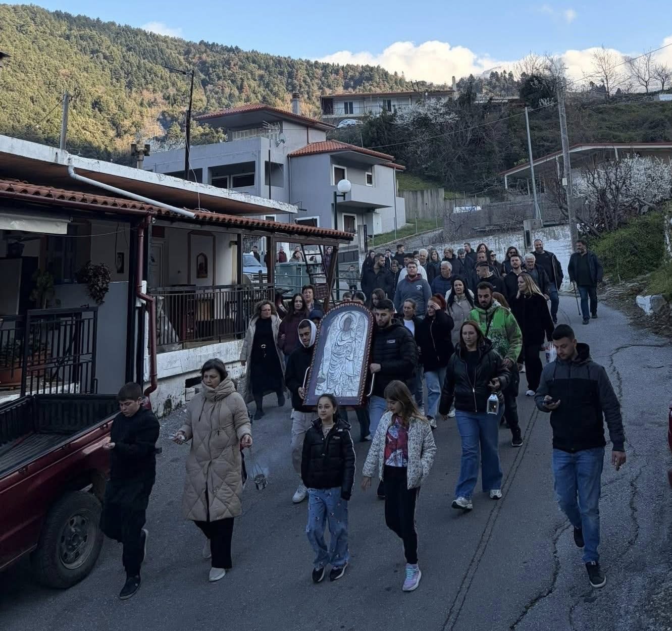 Ρίγη συγκίνησης στην Εύβοια: Περπάτησαν χιλιόμετρα με θαυματουργή εικόνα στα χέρια