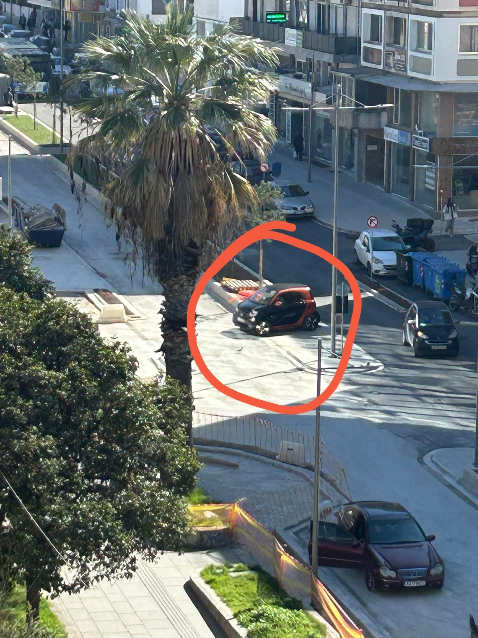 Αδιανόητο παρκάρισμα σε κεντρικό δρόμο της Εύβοιας