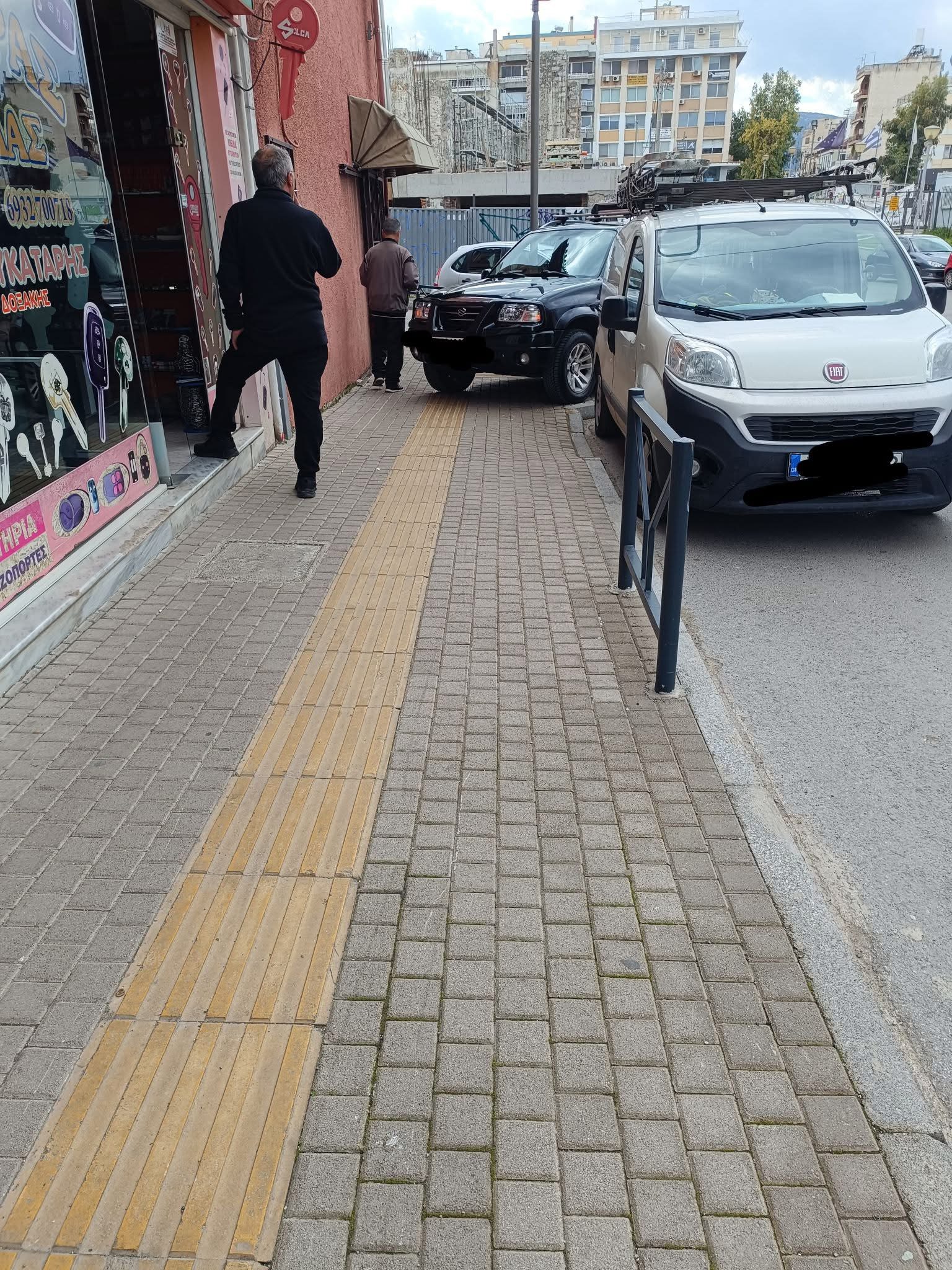 Ελλάς το μεγαλείο σου στην Εύβοια: Παρκάρουν όπου θέλουν οι οδηγοί