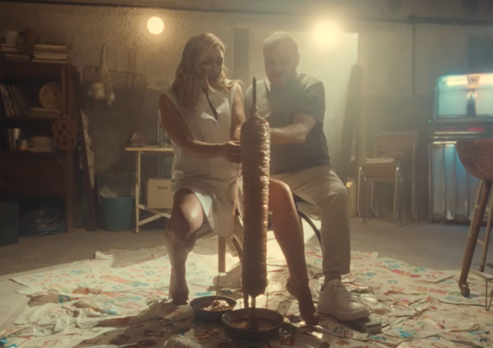 Αντιδράσεις στα social για τη διαφήμιση των Jumbo με τους Καραβάτου-Φερεντίνο και το κοκορέτσι