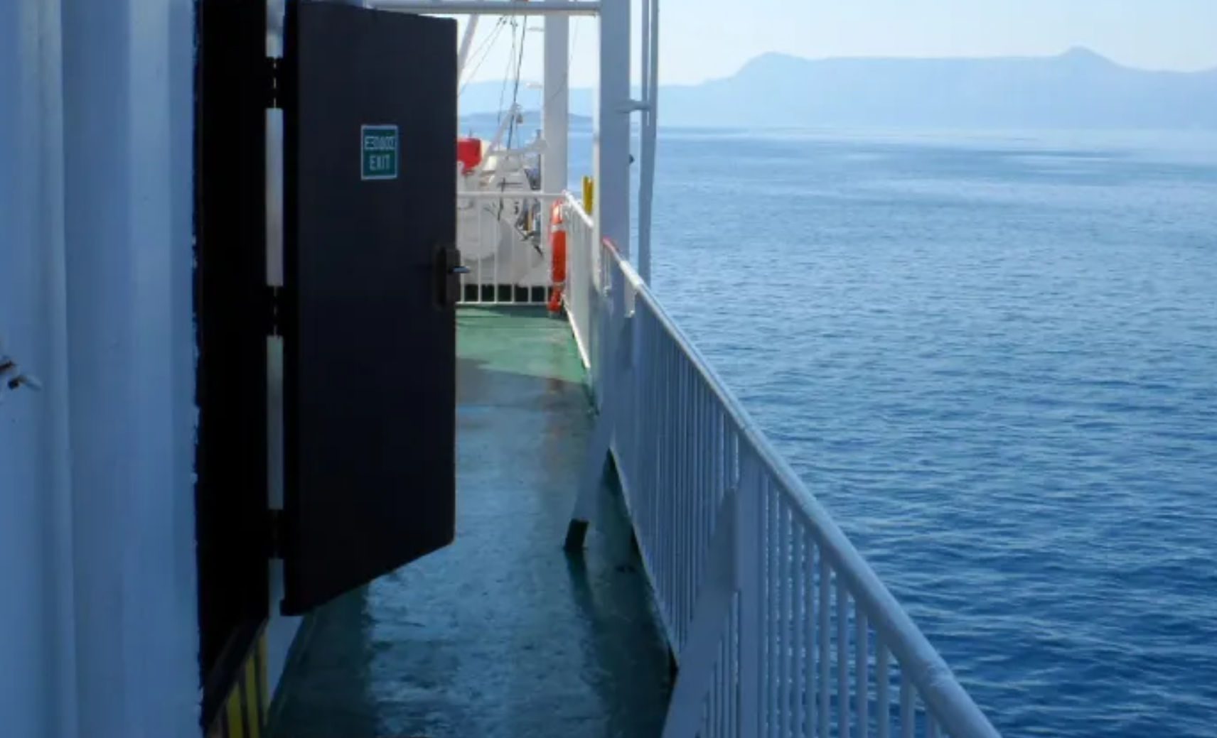 Πανικός σε πλοίο προς Κρήτη: Άνδρας εισέβαλε γυμνός σε καμπίνα μαθητριών (βίντεο)