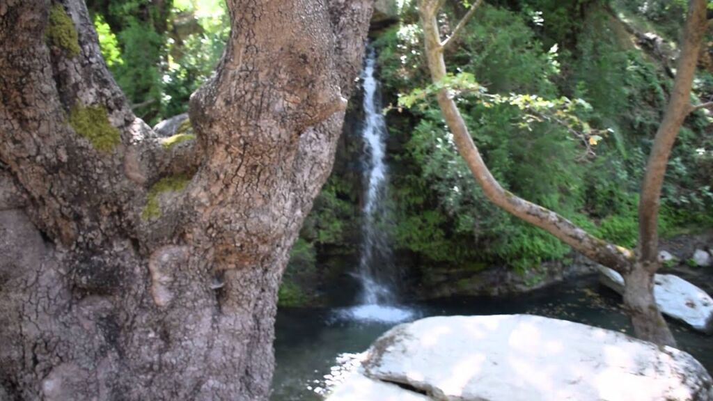 Ο κρυφός καταρράκτης της Εύβοιας που θα σας τρελάνει