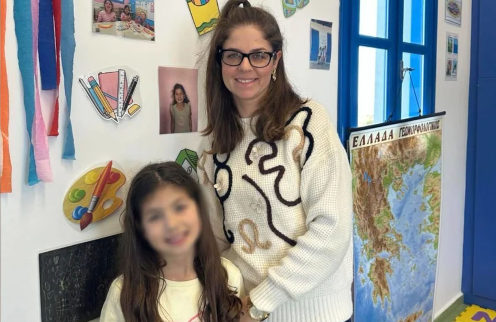 Η εκπαιδευτικός με τη μία μαθήτρια που διορίστηκε τυχαία και έμεινε μόνιμα στο μικρό νησί της Ηρακλειάς