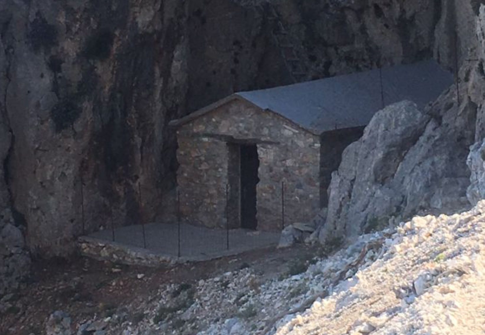 Εδώ βρίσκεται το θαυματουργό εκκλησάκι της Εύβοιας