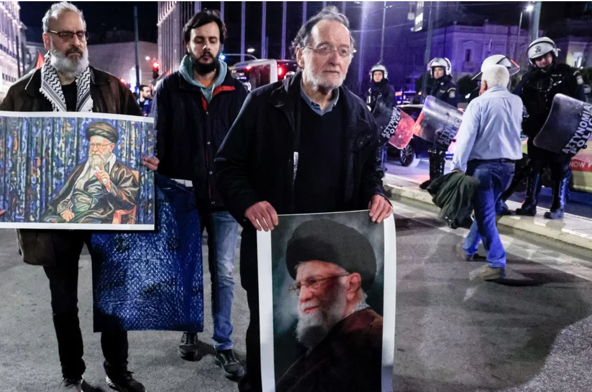 Ο Λαφαζάνης με πορτρέτο του Χαμενεΐ -«Δεν είναι ΑΙ», ξεσπά ο φωτορεπόρτερ