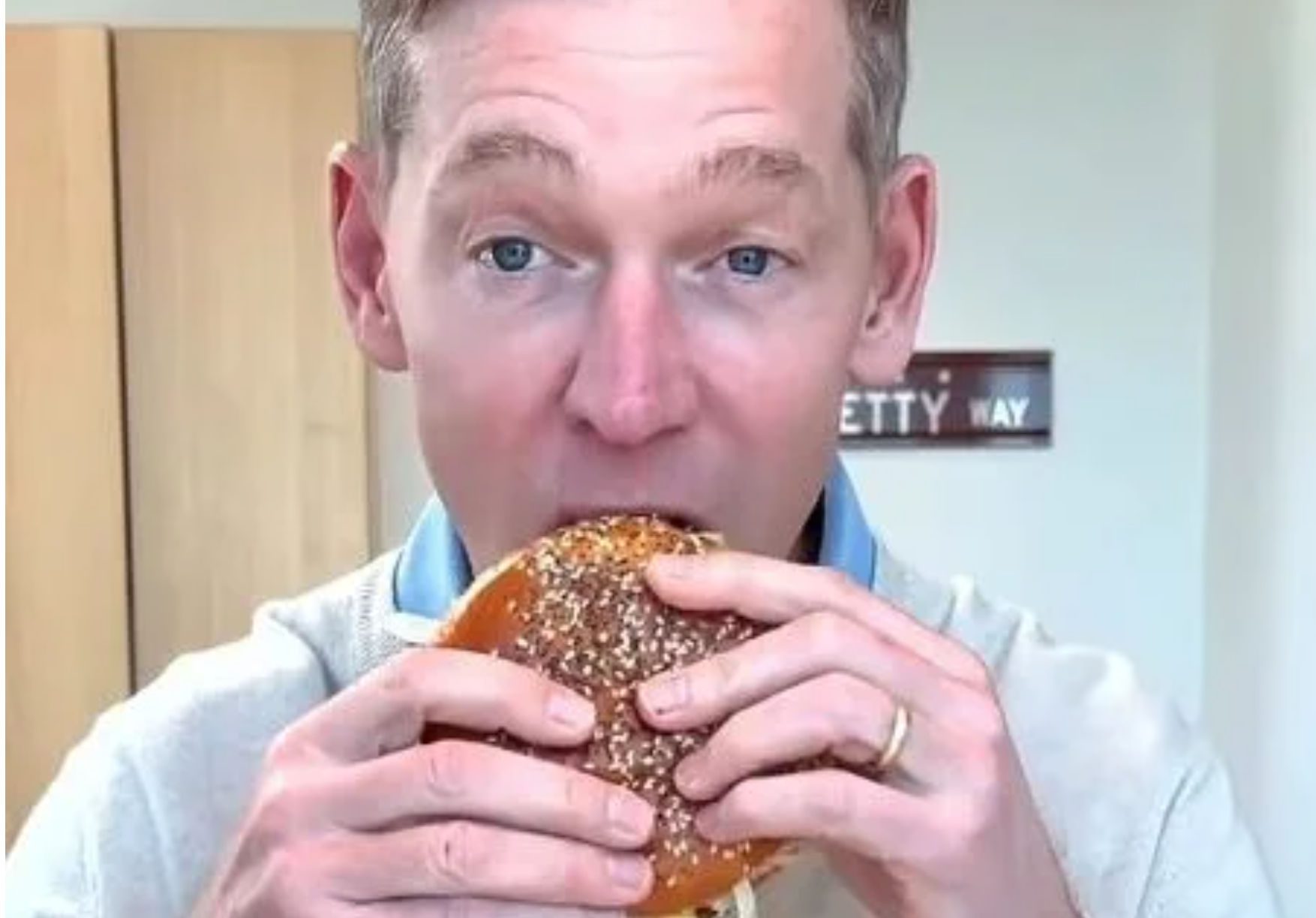 Viral βίντεο με τον CEO της McDonald’s που… «φοβάται να δαγκώσει» το μπέργκερ