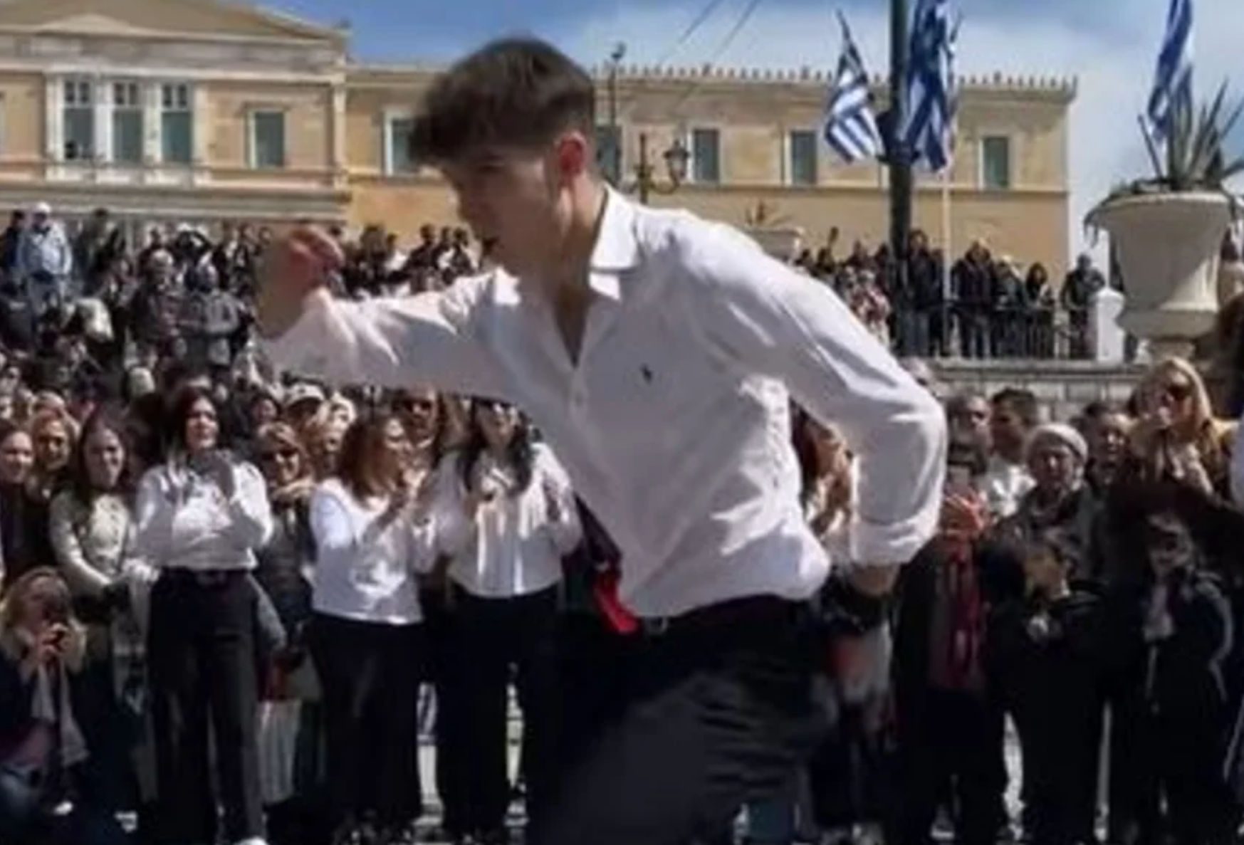 Το εντυπωσιακό ζεϊμπέκικο του νεαρού Μάνθου στο Σύνταγμα μετά την παρέλαση