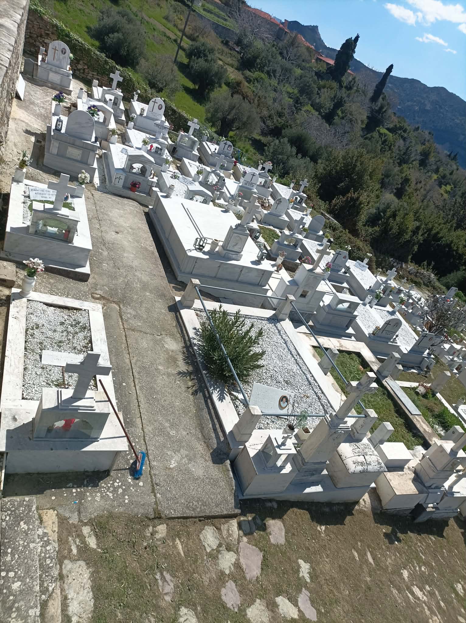 Καθάρισαν νεκροταφείο στην Εύβοια εν όψει Πάσχα