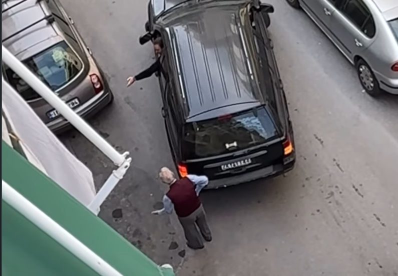 Έλληνας παππούς σώζει μια θέση parking – Δείτε το viral βίντεο