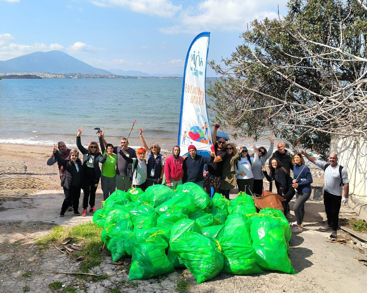 Πολίτες καθάρισαν μια ολόκληρη παραλία της Εύβοιας