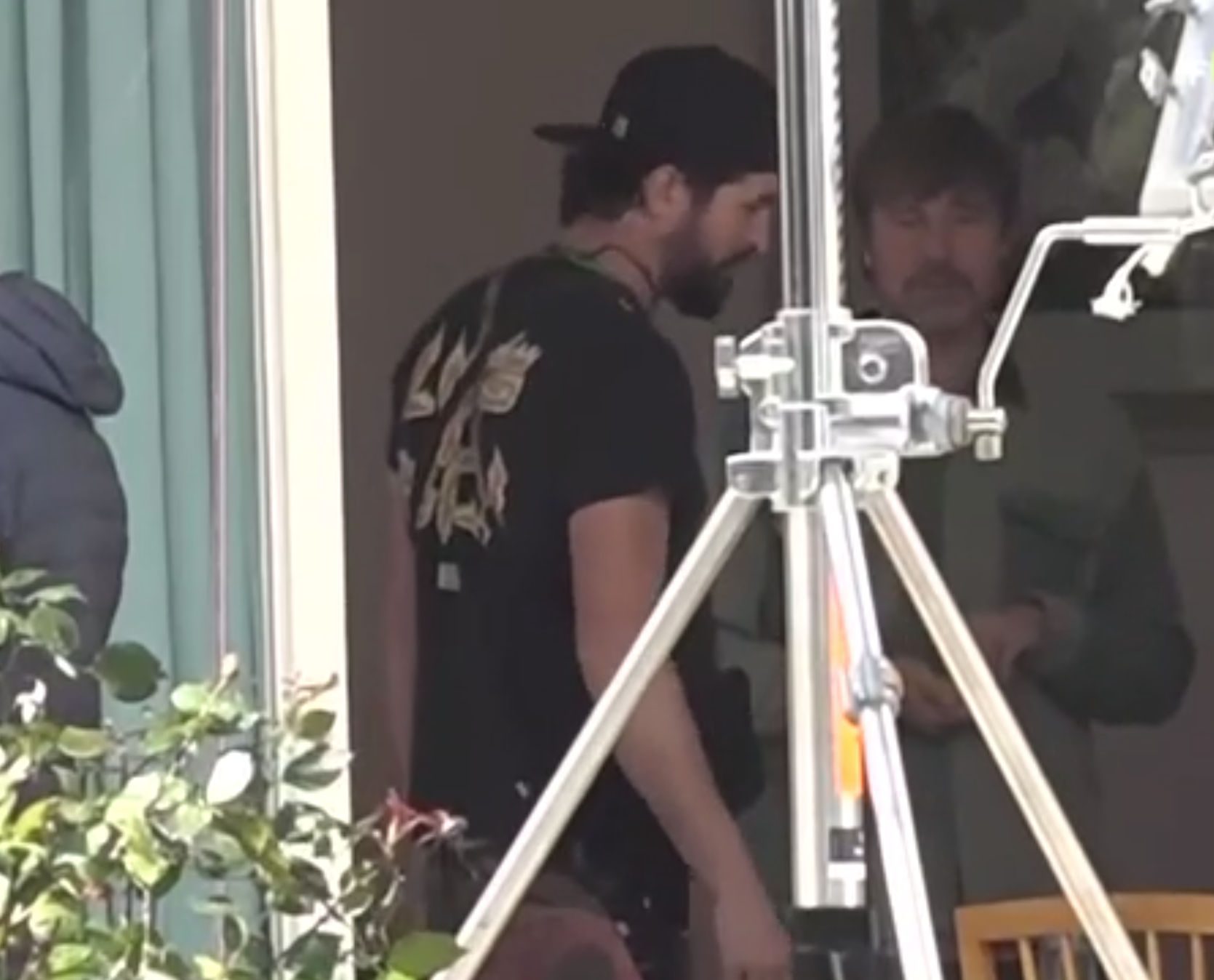 Οι πρώτες εικόνες του Μπραντ Πιτ από τη Νέα Μάκρη – Γυρίσματα σε ξενοδοχείο