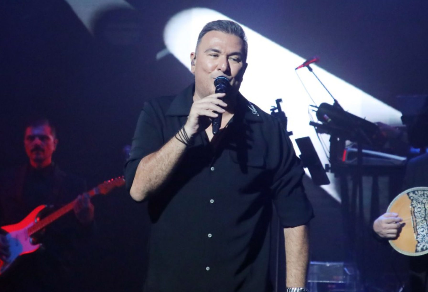 Ο συγκλονιστικός αποχαιρετισμός του Αντώμη Ρέμου στη Μαρινέλλα στη σκηνή του ΝΟΧ (video)