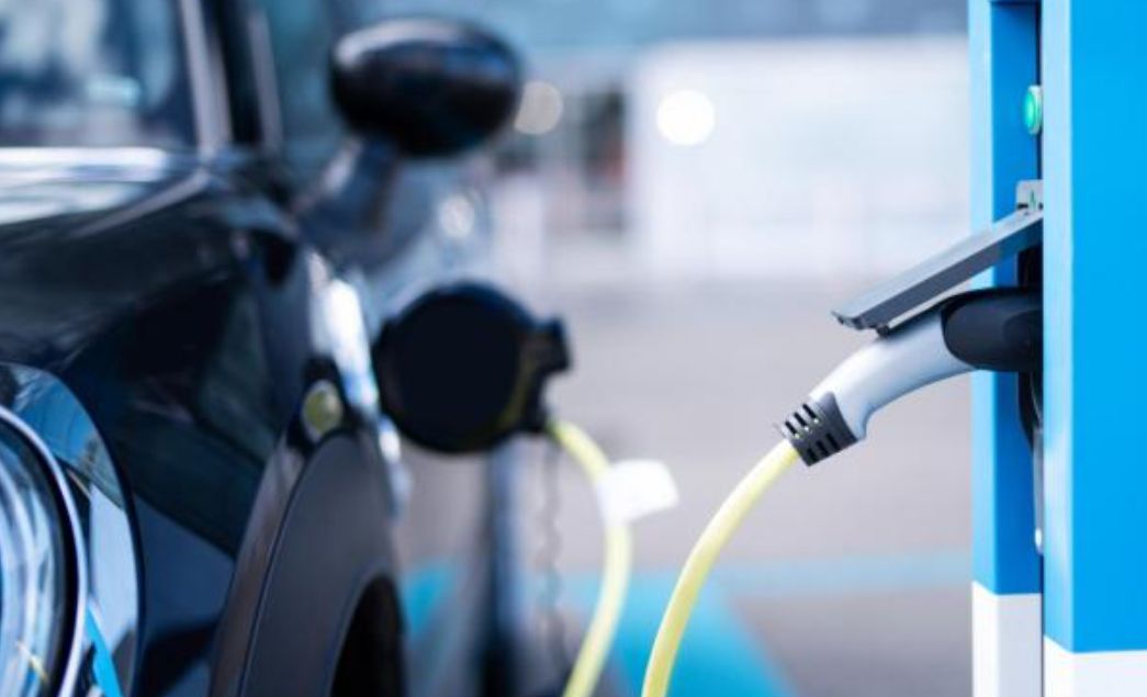 Πόσα χιλιόμετρα διανύεις με 20 ευρώ καυσίμου ή ρεύματος;