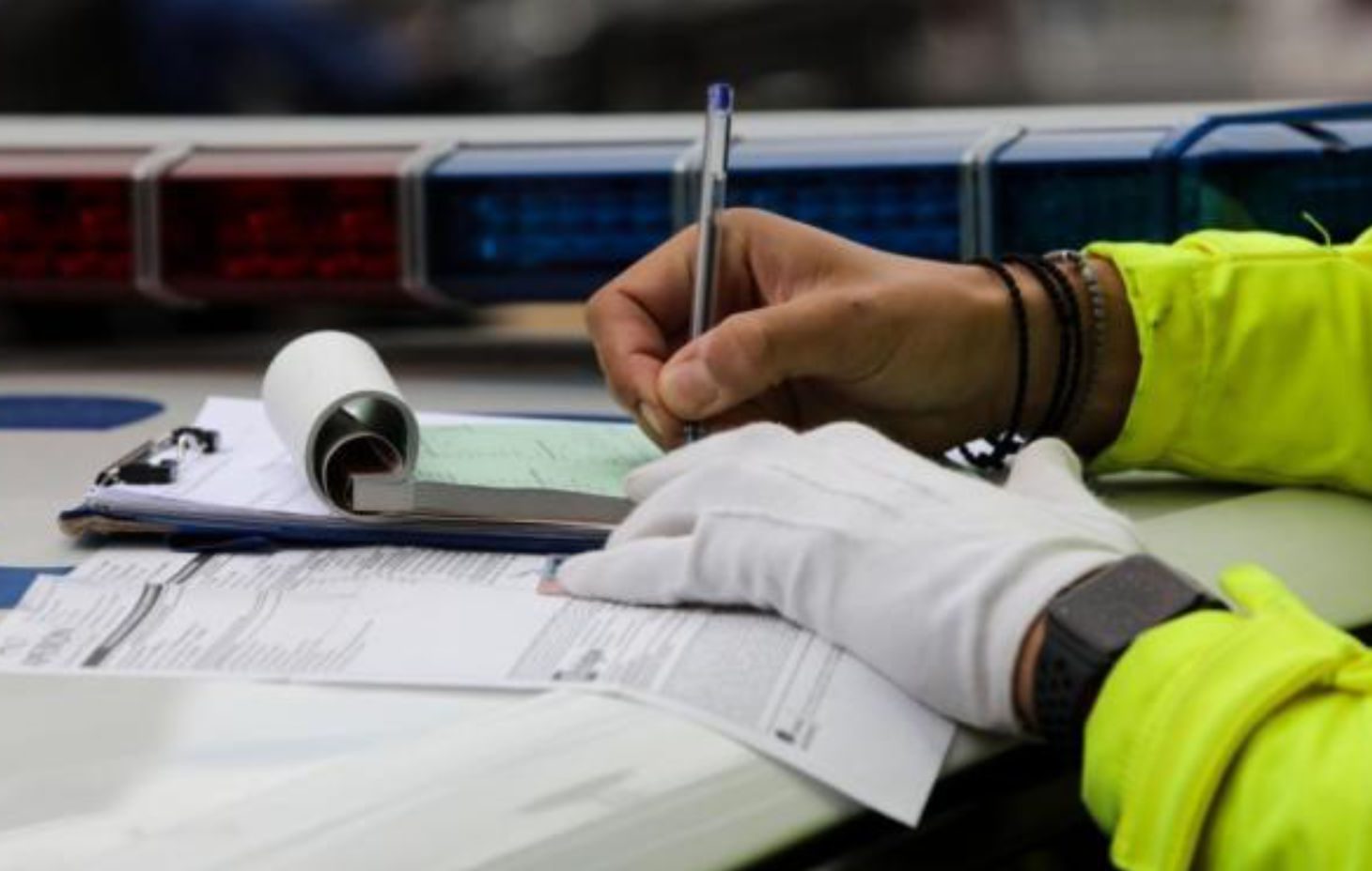 «Είναι απρέπεια και γαϊδουργιά»: Άφησαν σημείωμα σε πολυτελές SUV και έγινε viral