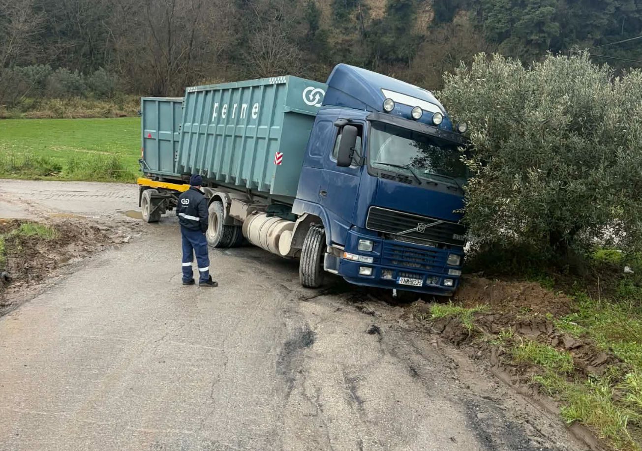 Αναστάτωση στην Εύβοια: Φορτηγό βγήκε εκτός δρόμου