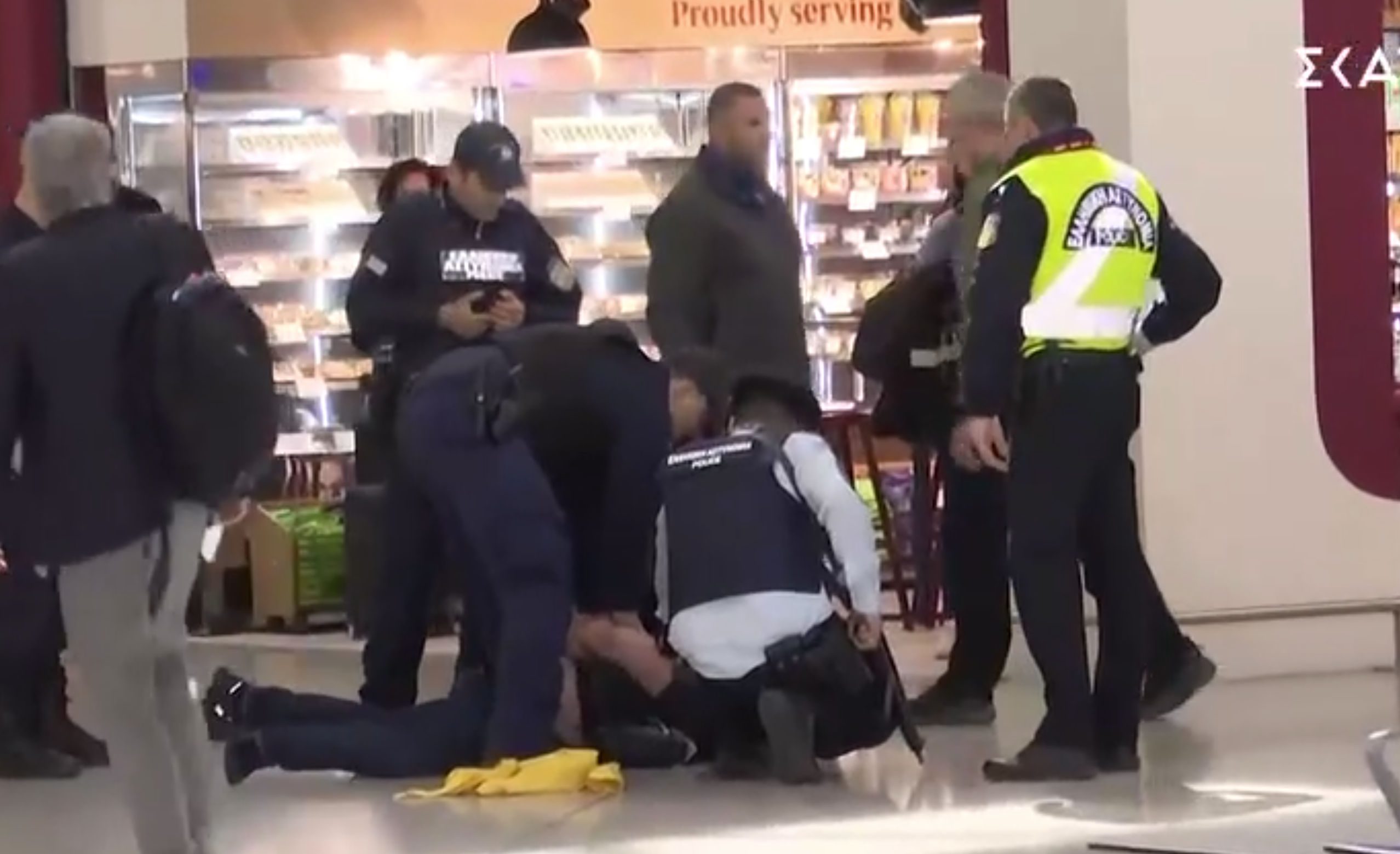 Χαμός στο «Ελ. Βενιζέλος»: Τσακώθηκαν στην «ουρά» συναλλάγματος – Μία προσαγωγή (video)