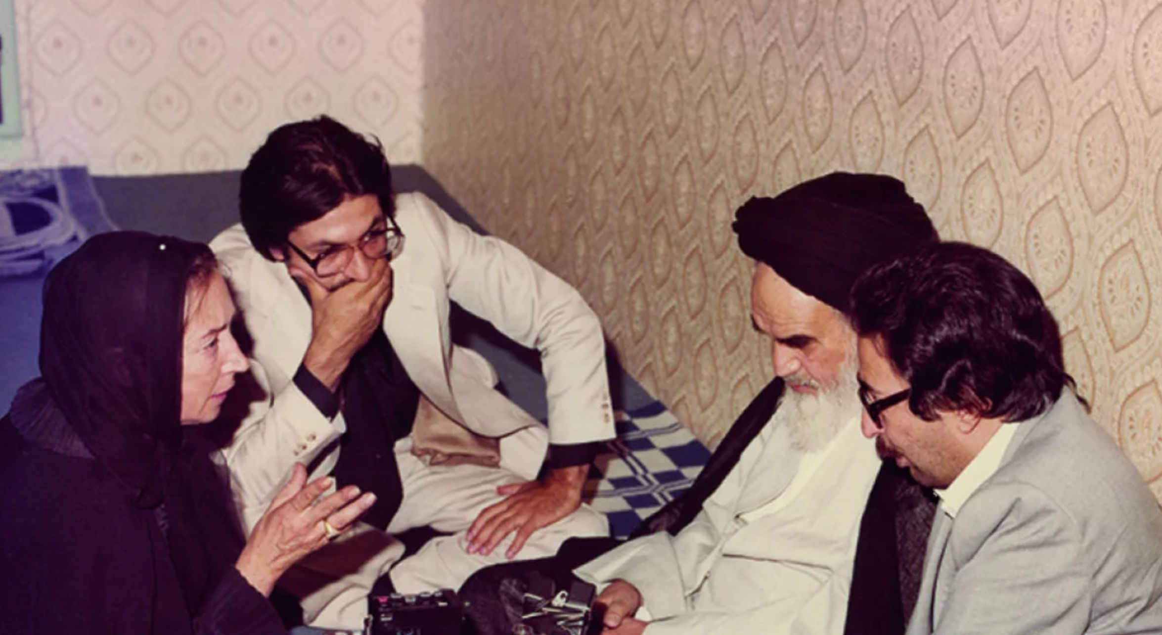 «Είναι ένα ηλίθιο, μεσαιωνικό κουρέλι»: Όταν η Οριάνα Φαλάτσι πέταξε το τσαντόρ μπροστά στον Χομεϊνί