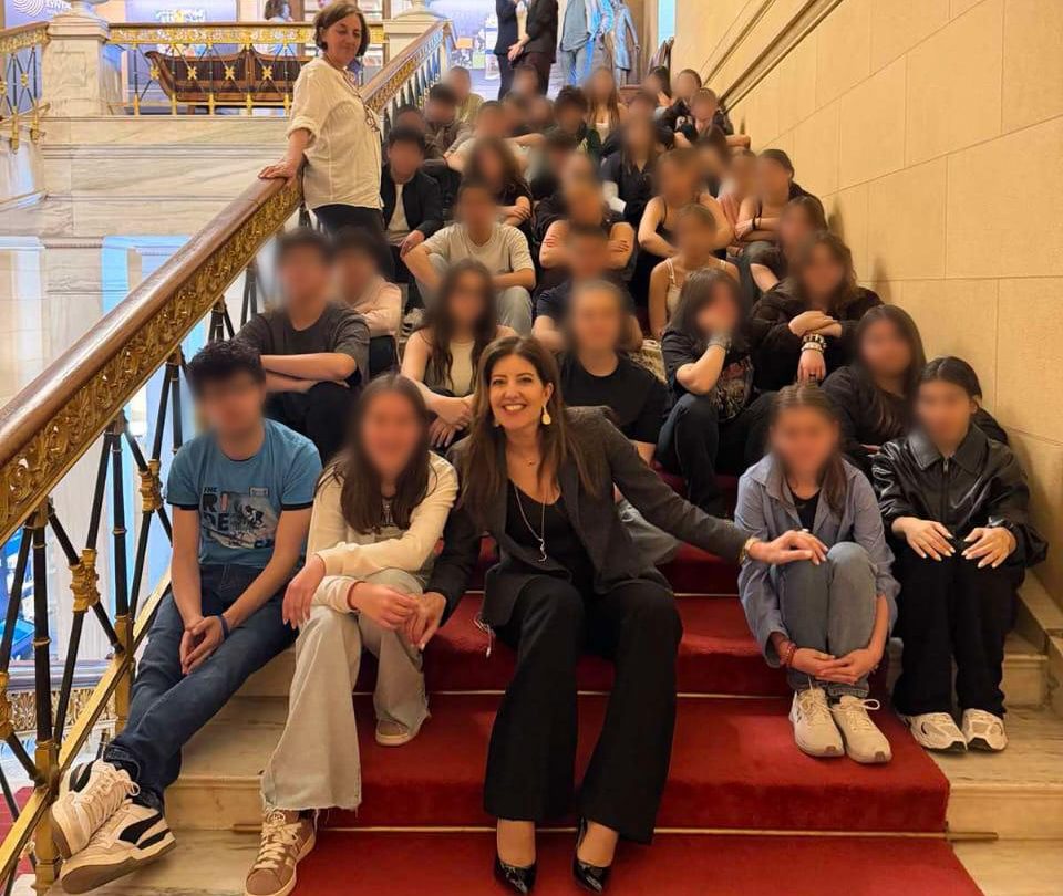 Η Καραμπατσώλη υποδέχθηκε μαθητές του Γυμνασίου Ψαχνών στη Βουλή