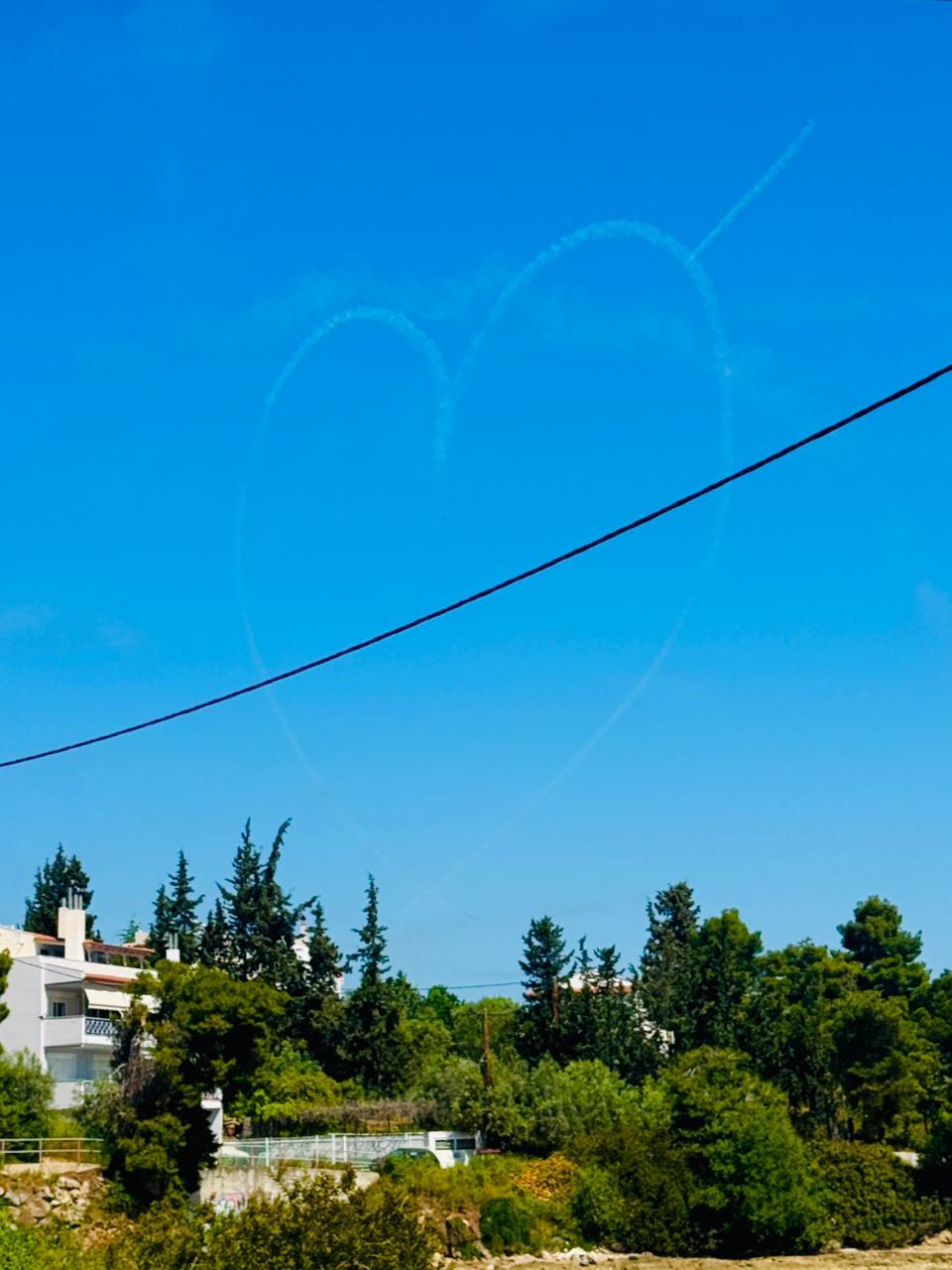 Μαγικό υπερθέαμα στον ουρανό της Εύβοιας: Εμφανίστηκε μια καρδιά – Εικόνα