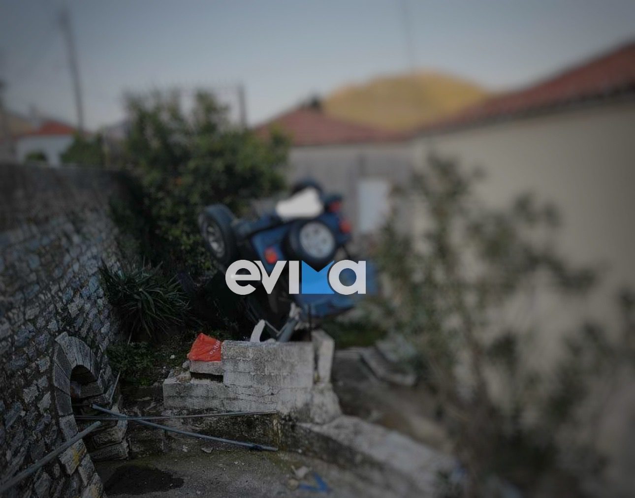 Σοβαρό τροχαίο στην Εύβοια: Τζιπ «καρφώθηκε» δίπλα σε σπίτια – Στο νοσοκομείο ένας τραυματίας