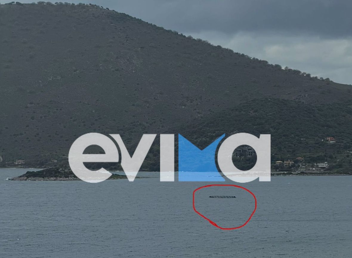 Απίστευτο θέαμα σε λιμάνι της Εύβοιας: Κλουβί ψαριών ταξιδεύει μόνο του