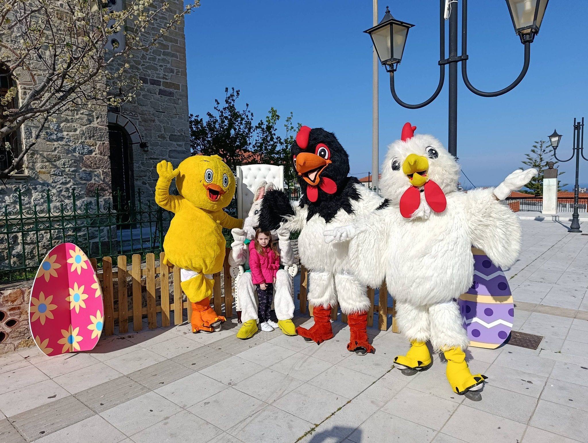 Λαγός, κότα, παπί και κόκορας βγήκαν στους δρόμους της Εύβοιας