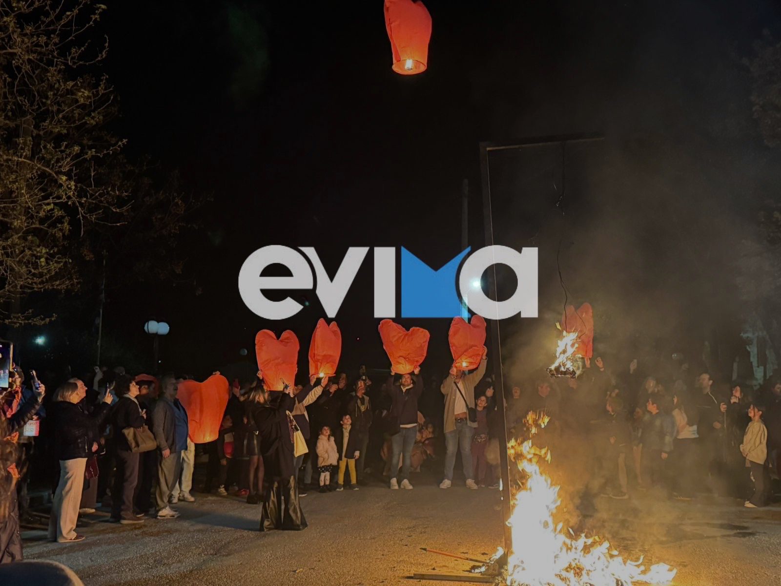 Νύχτα συγκίνησης στην Εύβοια με δεκάδες φαναράκια να υψώνονται στον ουρανό