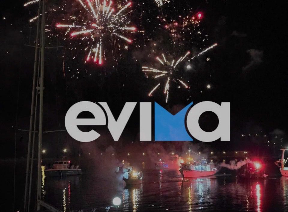 Με καΐκι το Άγιο Φως σε λιμάνι της Εύβοιας – Μαγική εικόνα