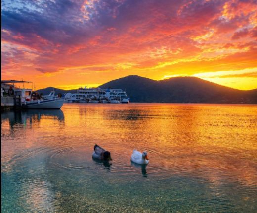 Παραδεισένιο ηλιοβασίλεμα σε παραλία της Εύβοιας