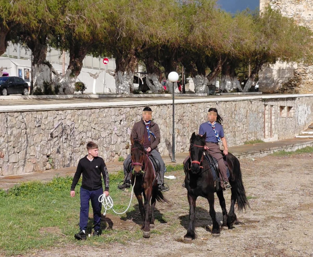 Παιδάκια έκαναν βόλτα με άλογα σε παραλία της Εύβοιας