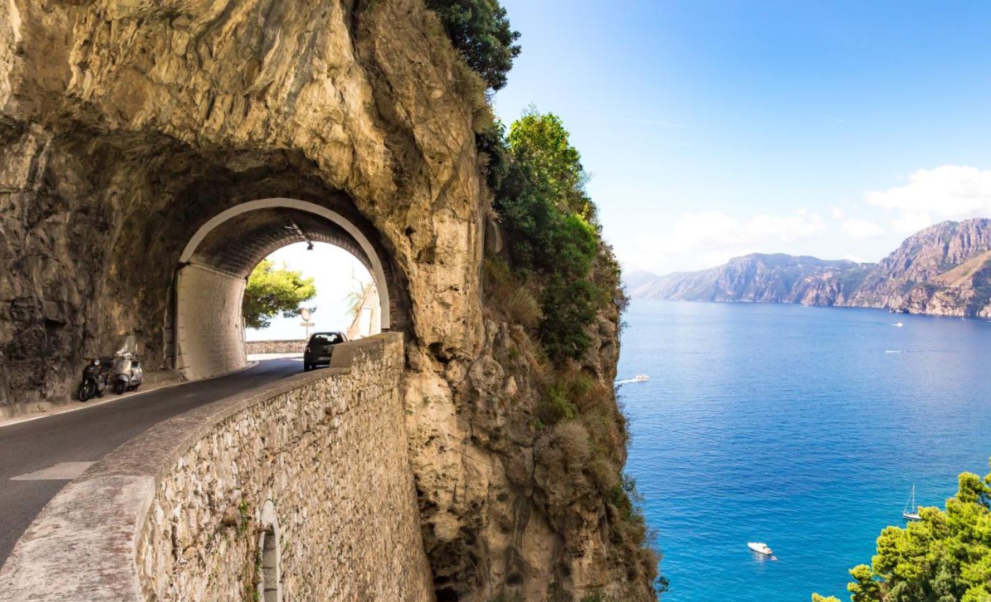 Η πιο επικίνδυνα όμορφη διαδρομή της Ευρώπης – «Κρέμεται» πάνω από τη θάλασσα!