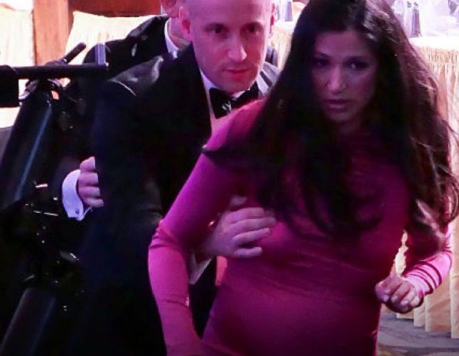 Χαμός με σύμβουλο του Τραμπ: Έβαλε ως «ασπίδα» την έγκυο γυναίκα του στην επίθεση στον Λευκό Οίκο