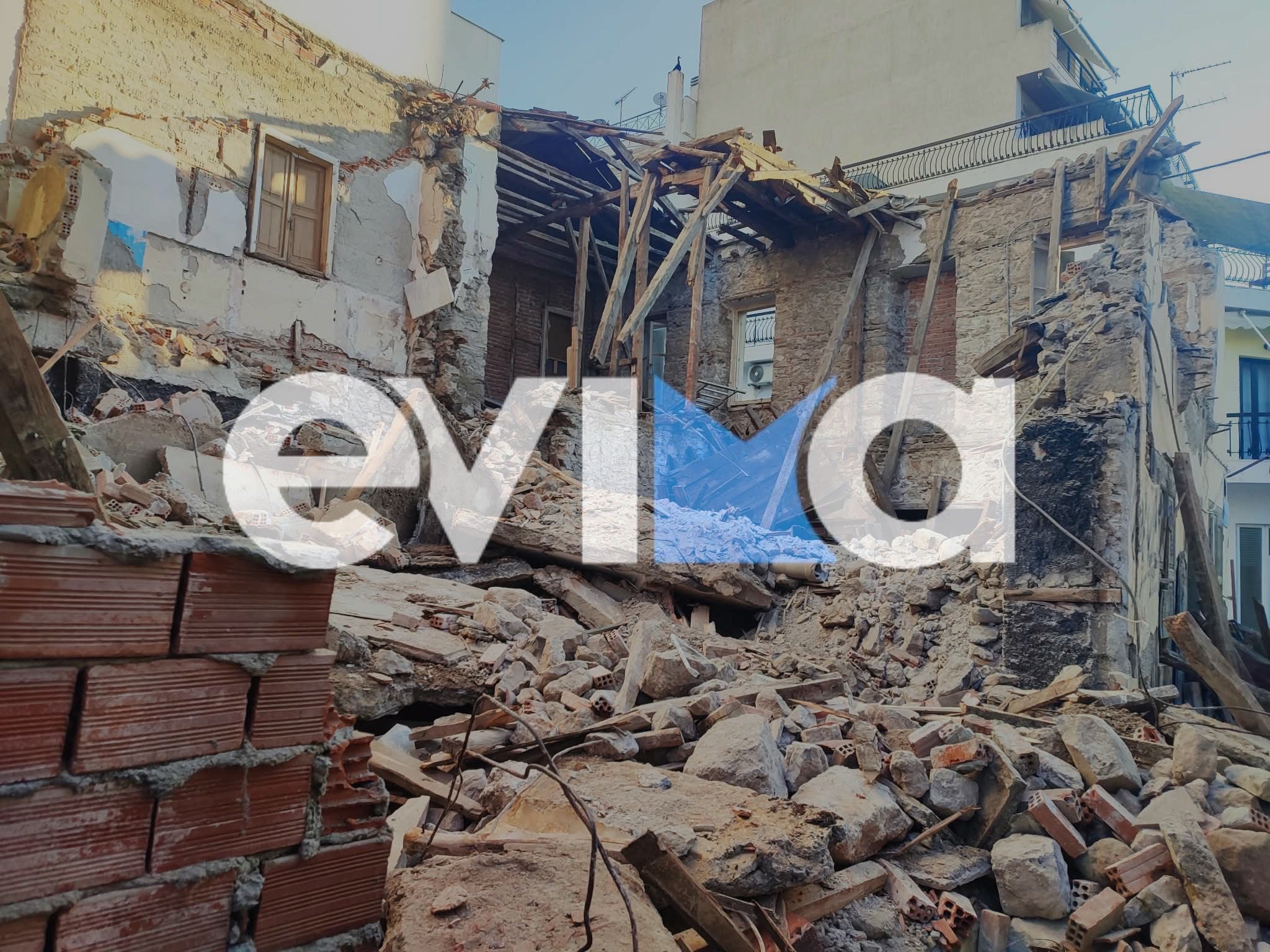 Κατάρρευση σπιτιού στη Χαλκίδα: Έρευνες για τυχόν εγκλωβισμένους- Νέες εικόνες