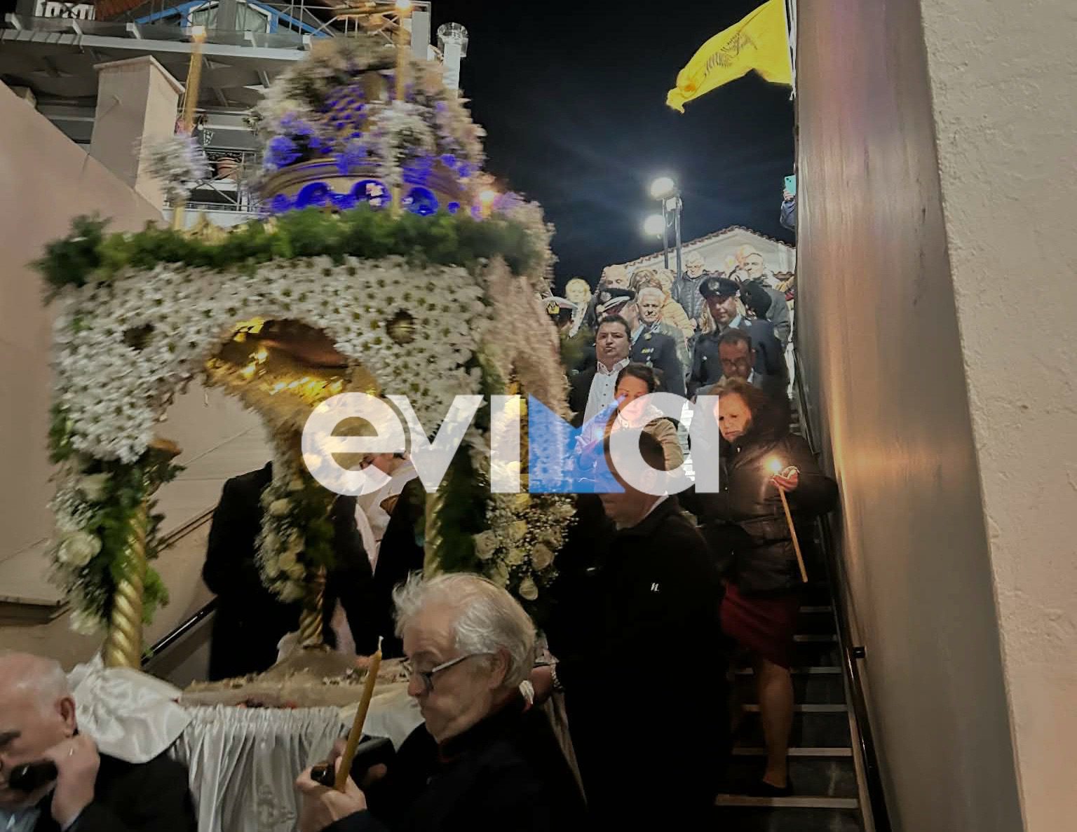 Κοσμοσυρροή στην περιφορά του Επιταφίου στη Λίμνη Ευβοίας (pics)