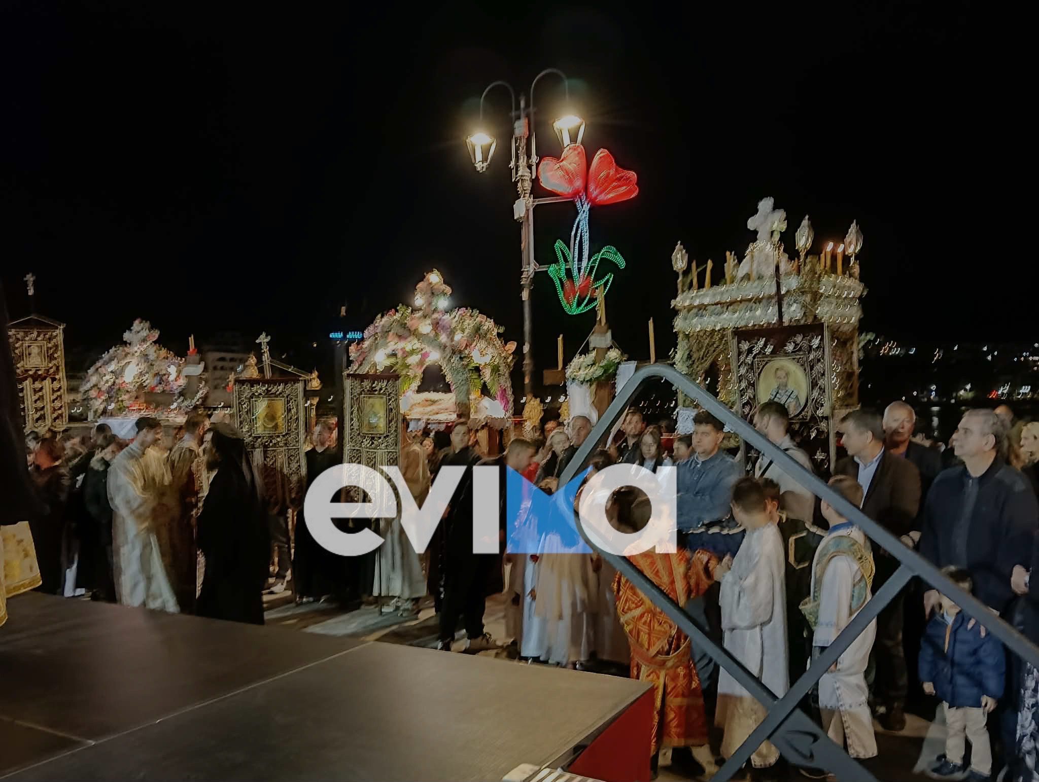 Χαλκίδα: Συγκλονιστική εικόνα πίστης με τους Επιταφίους στην παραλία (pics&vid)