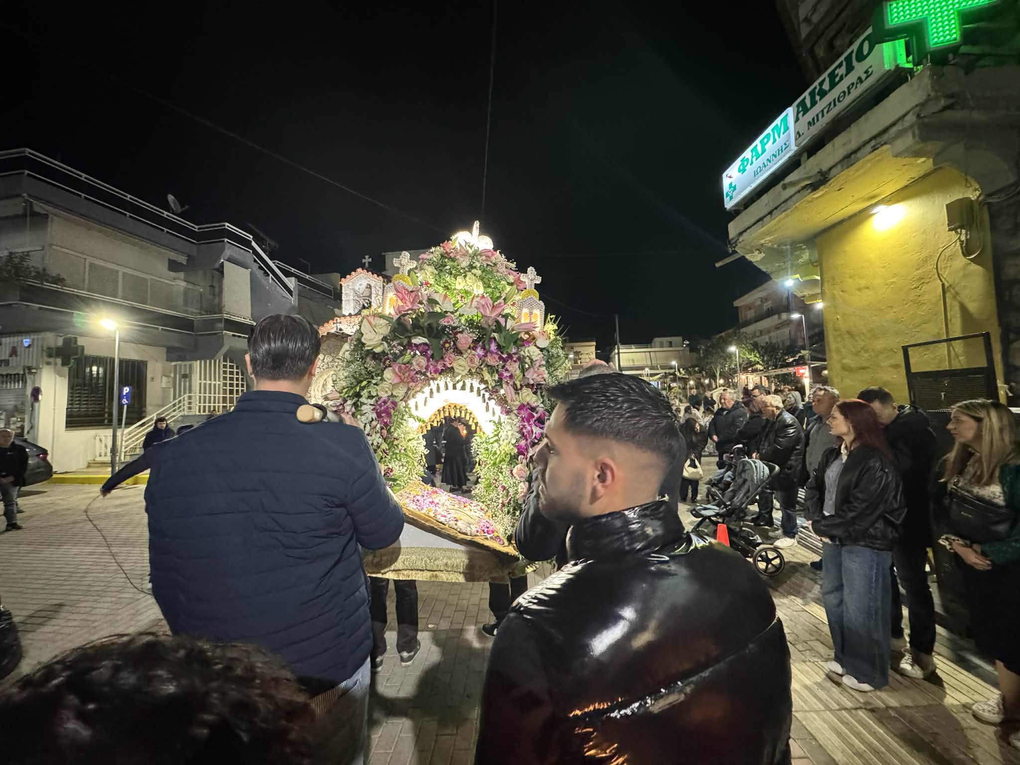 Εύβοια: Μεγαλοπρέπεια και ευλάβεια στην περιφορά του Επιταφίου στο Μαντούδι (pics)