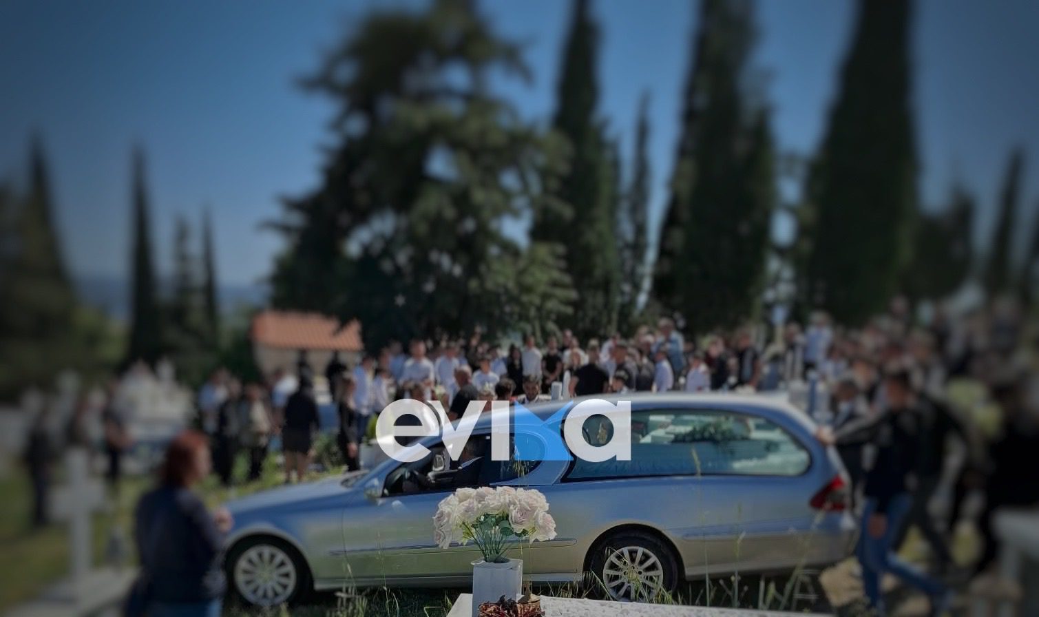 Εύβοια: Σπαραγμός στο τελευταίο «αντίο» του 17χρονου – Βουβός πόνος στο Αλιβέρι (vid)