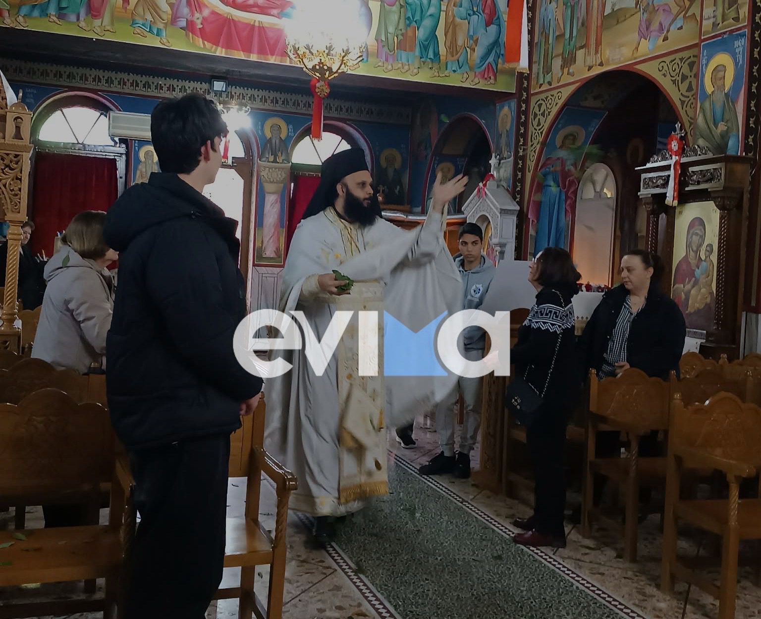 Έγινε η πρώτη Ανάσταση στην Εύβοια! Ιερέας πέταξε δάφνες μέσα στο Ναό (pics)