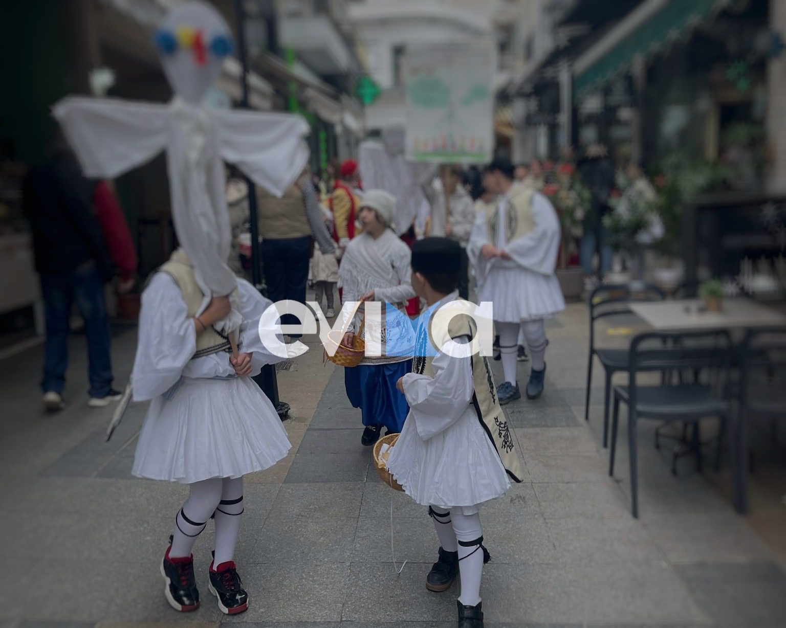 Χαλκίδα: Γέμισες με παιδικές φωνές η Αβάντων! Παιδιά είπαν τα κάλαντα του Λαζάρου (vid)