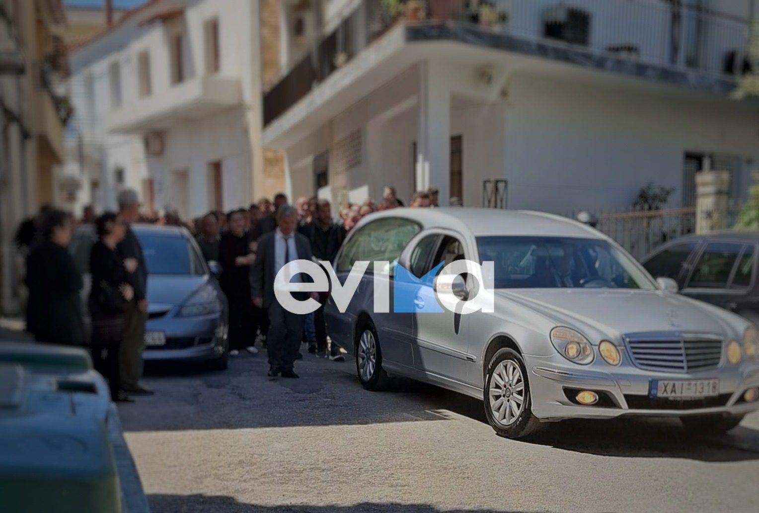 Εύβοια: Σπαραγμός στο τελευταίο «αντίο» του 17χρονου – Βουβός πόνος στο Αλιβέρι (vid)