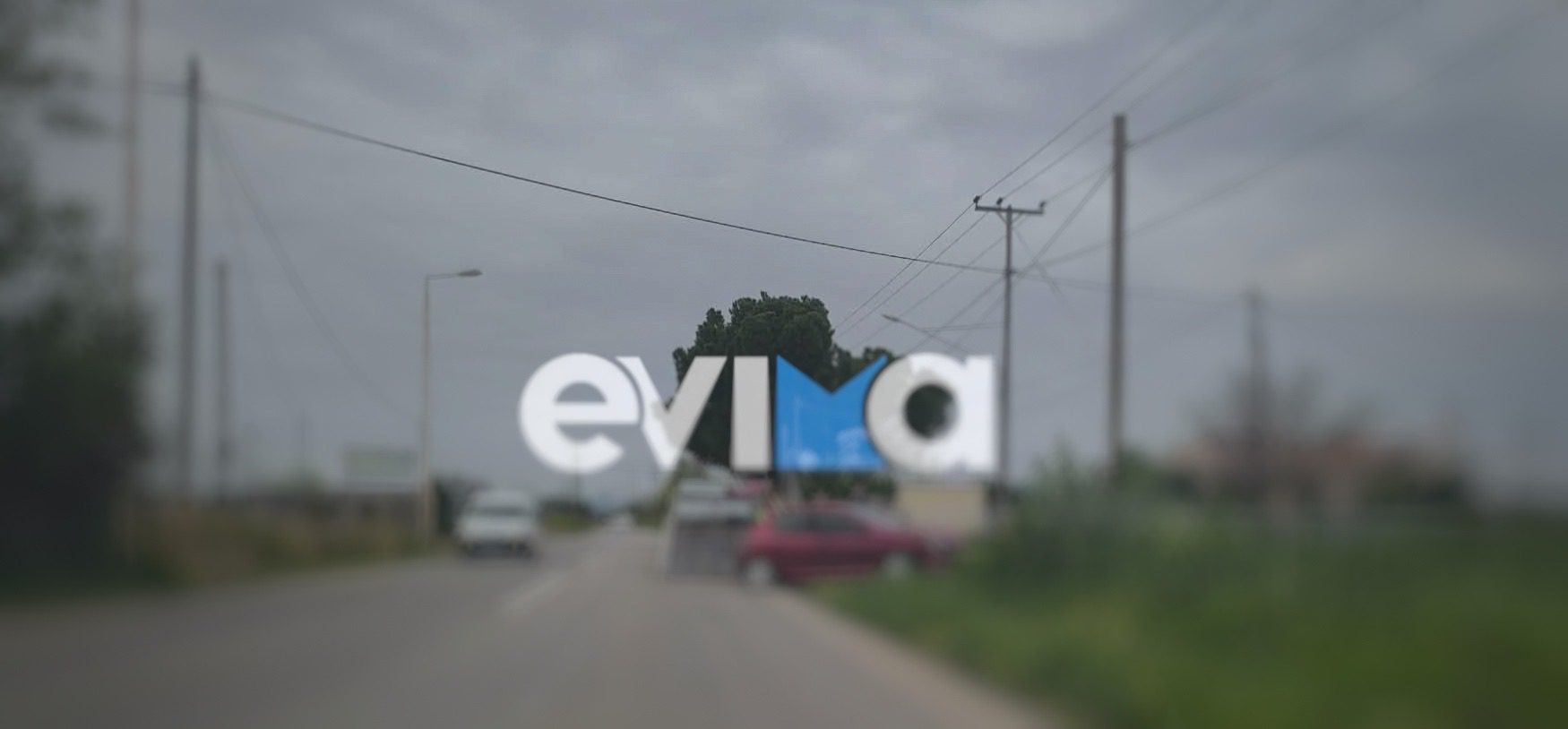 Σοκαριστικό τροχαίο στην Εύβοια: ΙΧ καρφώθηκε σε μάντρα και δέντρο