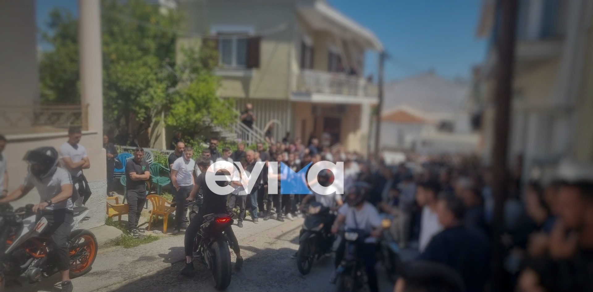 Θρήνος στην Εύβοια: Φίλοι του 17χρονου έξω από το σπίτι του με μηχανάκια για το τελευταίο αντίο (vid)