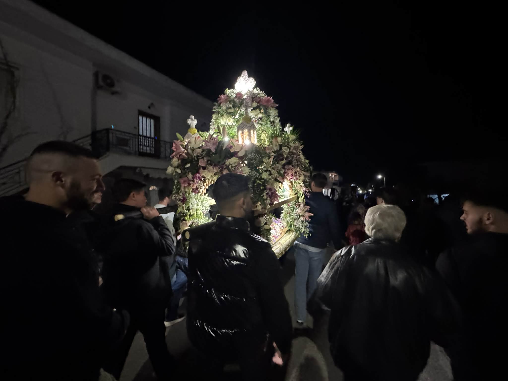 Εύβοια: Μεγαλοπρέπεια και ευλάβεια στην περιφορά του Επιταφίου στο Μαντούδι (pics)