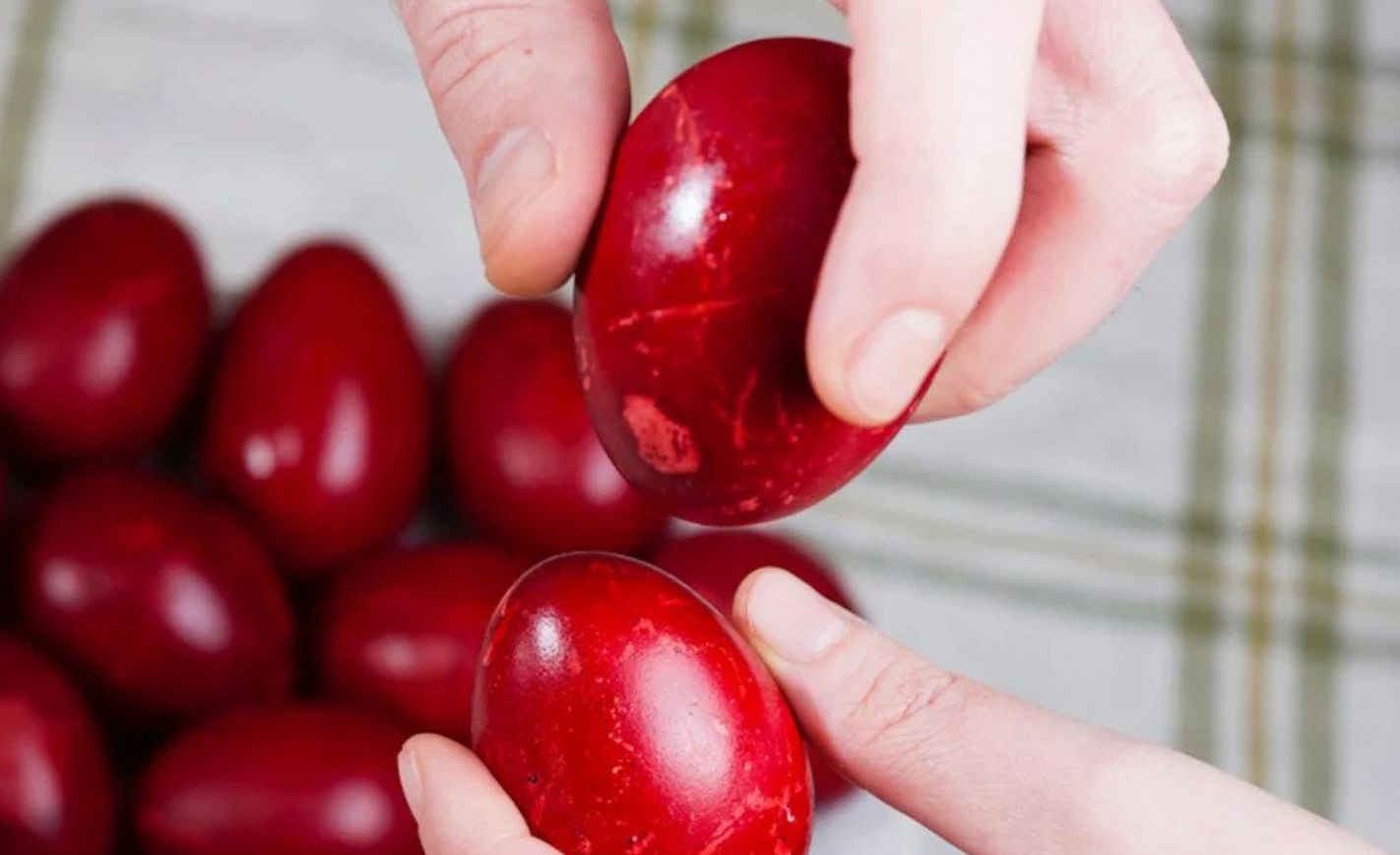 Πάσχα: Γιατί τα βραστά αυγά κολλάνε στο τσόφλι – Πώς να τα ξεφλουδίζετε εύκολα