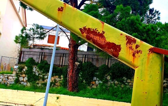 Εικόνες ντροπής σε σχολείο της Εύβοιας: Χρειάζεται άμεσα επισκευή