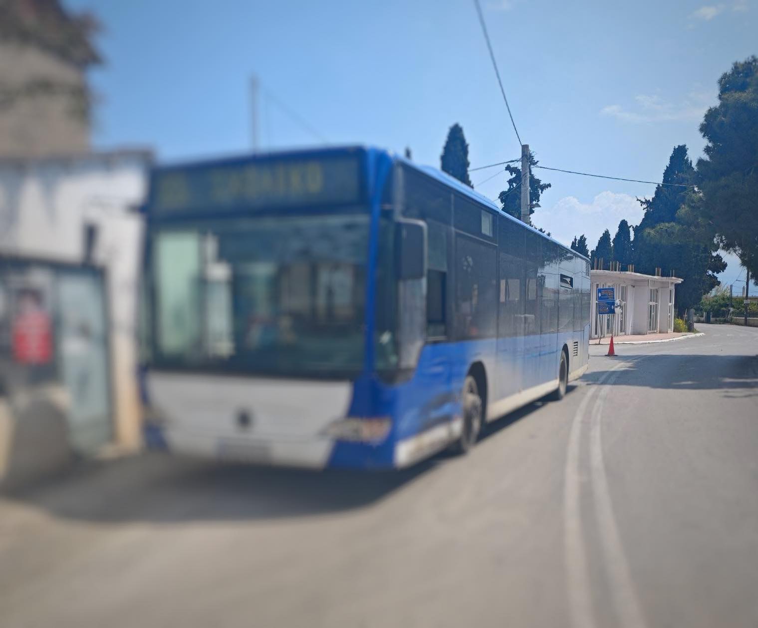 Σοβαρό τροχαίο στην Εύβοια: Αυτοκίνητο έπεσε πάνω σε λεωφορείο με μαθητές