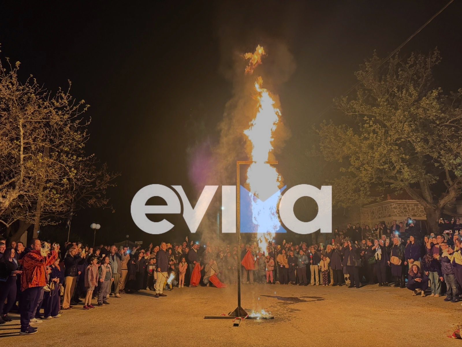 Έκαψαν και φέτος τον Ιούδα σε κεντρική πλατεία της Εύβοιας – Βίντεο