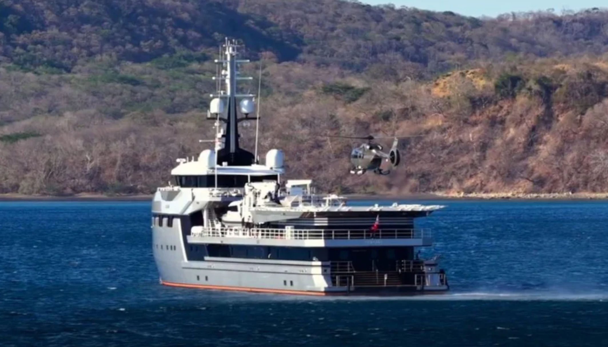 «Προβλήματα» για τον Τζεφ Μπέζος: Το γιοτ του είναι πολύ μεγάλο για το λιμάνι – Χρησιμοποίησε ελικόπτερο και υποβρύχιο